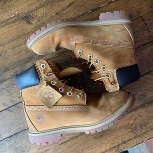 Women’s classic Timberland Yellow 6/inch Boots!